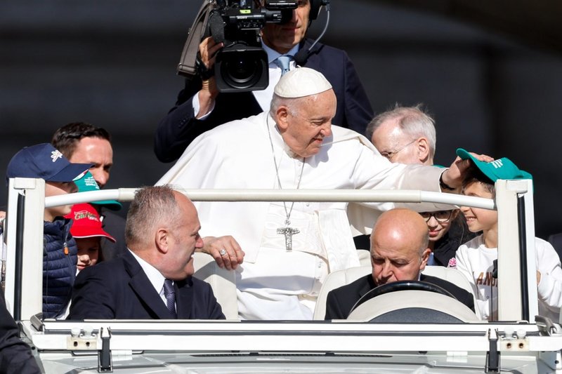 El Papa Francisco saluda a los visitantes desde el papamóvil mientras recorre la Plaza de San Pedro en el Vaticano antes de su audiencia general semanal el 7 de junio de 2023. El Vaticano anunció que el Papa iría al hospital Gemelli de Roma esa tarde para ser operado de un "laparocele incisional" o hernia. (CNS /Lola Gomez)