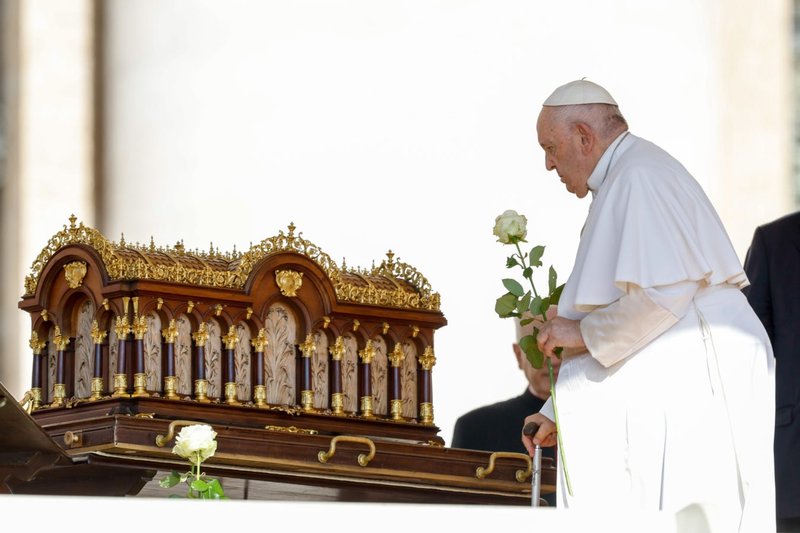 El Papa Francisco lleva una rosa blanca mientras se acerca a un relicario que contiene las reliquias de Santa Teresa de Lisieux antes del comienzo de su audiencia general en la Plaza de San Pedro del Vaticano el 7 de junio de 2023. Anunció que tenía previsto publicar una carta apostólica dedicada a ella con motivo del 150 aniversario de su nacimiento. (CNS /Lola Gomez)