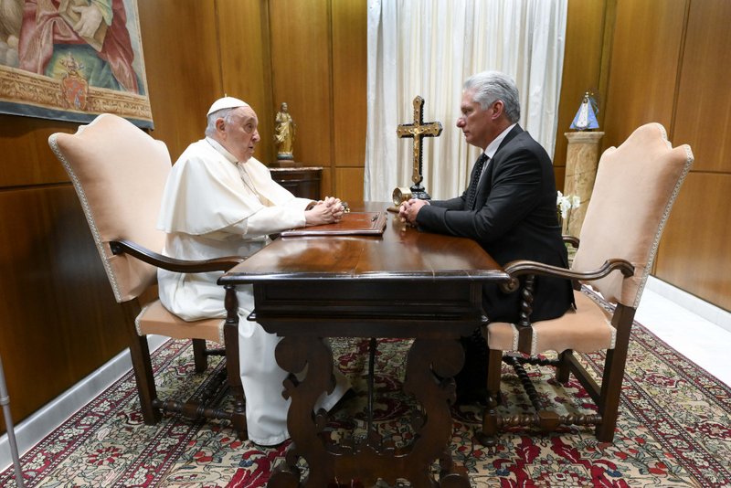 El Papa Francisco habla con el presidente cubano Miguel Díaz-Canel durante un encuentro privado el 20 de junio de 2023, en el estudio papal de la sala de audiencias del Vaticano. (CNS /Vatican Media)