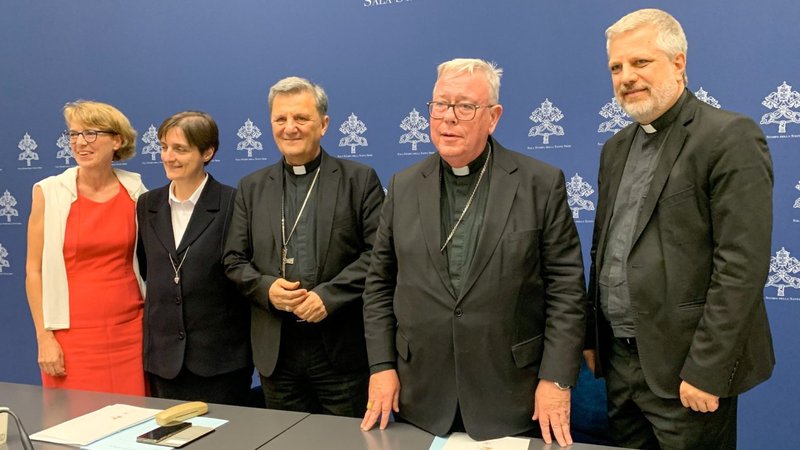 Las personas que presentaron el documento de trabajo para el Sínodo de los Obispos posan para una foto en la oficina de prensa del Vaticano el 20 de junio de 2023. Desde la izquierda, Helena Jeppesen-Spuhler, participante suiza en el Sínodo; la hermana Nadia Coppa, presidenta de la Unión Internacional de Superioras Generales; el cardenal Mario Grech, secretario general del Sínodo; el cardenal Jean-Claude Hollerich, relator general del Sínodo; y el padre jesuita Giacomo Costa, consultor del Sínodo. (CNS /Cindy Wooden)