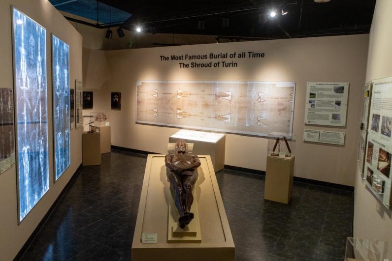 Una gran estatua de resina de color bronce se ve en una exposición de la Sábana Santa que cuenta con una réplica de 14 pies de la Sábana Santa de Turín regalada a la Archidiócesis por la Archidiócesis de Turín en Italia en el Museo Nacional de Historia Funeraria en Houston 26 de abril 2023. El Cardenal Daniel N. DiNardo de Galveston-Houston, bendijo y dedicó la nueva exposición, la única exhibición permanente de una réplica auténtica de la Sábana Santa de Turín en los Estados Unidos. (OSV News photo/James Ramos, Texas Catholic Herald)