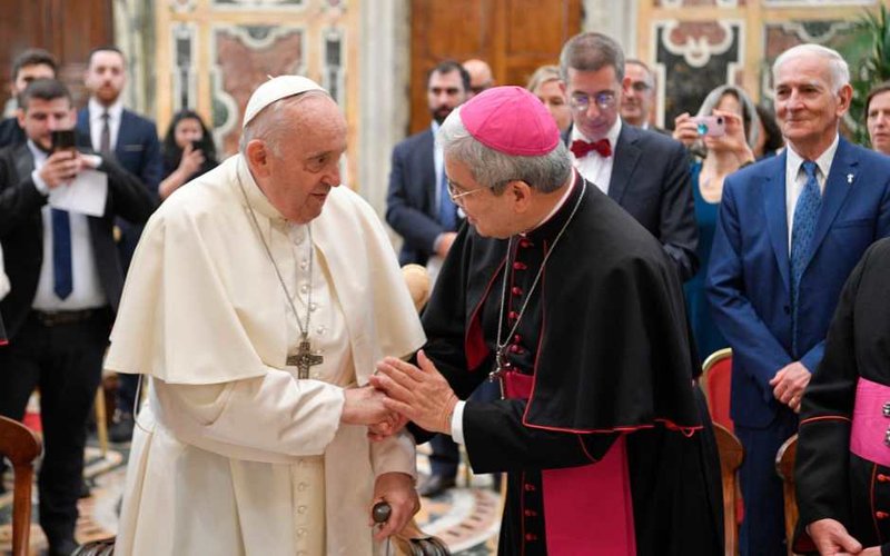 El Papa Francisco saluda al Arzobispo Adolfo Tito Yllana, nuncio en Israel y delegado apostólico en Jerusalén y Palestina, durante una reunión con los participantes en la asamblea plenaria de ROACO, una coalición de organizaciones caritativas católicas que trabajan con el Vaticano para ayudar a las iglesias orientales, y su conferencia de jóvenes en el Vaticano el 22 de junio de 2023. (CNS /Vatican Media)