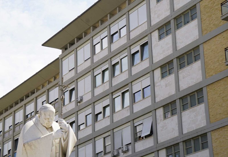 Una estatua de San Juan Pablo II se ve fuera del hospital Gemelli de Roma 8 de junio 2023, donde el Papa Francisco se encuentra en la suite papal en el último piso después de someterse a una cirugía para tratar una hernia 7 de junio 2023. Debido a sus frecuentes visitas durante su pontificado de tres décadas, el Papa polaco cariñosamente llamó al hospital "el tercer Vaticano" después de su segunda "casa" en la residencia papal de verano en Castel Gandolfo fuera de Roma. (CNS/Justin McLellan)