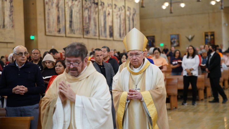 El Arzobispo de Los Ángeles, José H. Gómez, presidió la Misa en la Catedral de Nuestra Señora de los Ángeles el viernes 16 de junio para celebrar la Solemnidad del Sacratísimo Corazón de Jesús antes del partido de los Dodgers de Los Ángeles y su Noche del Orgullo. (John Rueda/Arquidiócesis de Los Ángeles)