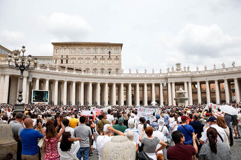 Aproximadamente 20.000 visitantes se reunieron en la Plaza de San Pedro del Vaticano para rezar el Ángelus con el Papa Francisco el 4 de junio de 2023. (CNS photo/Lola Gomez)