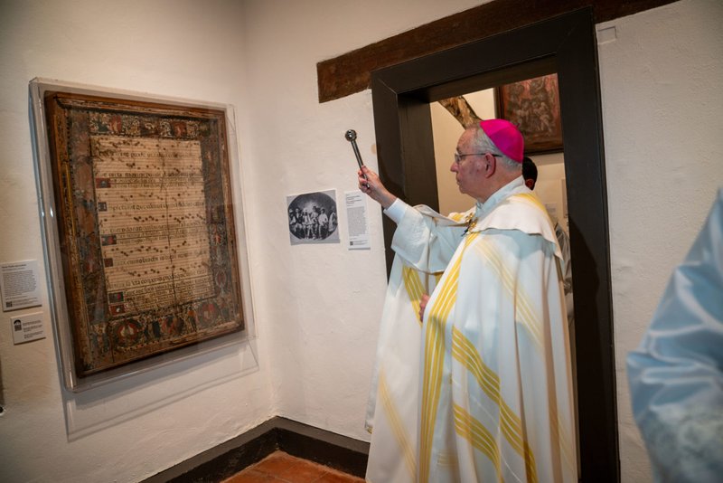 El Arzobispo Gomez bendijo los espacios restaurados de la Misión San Gabriel antes de su reapertura el 1 de julio. (John Rueda)