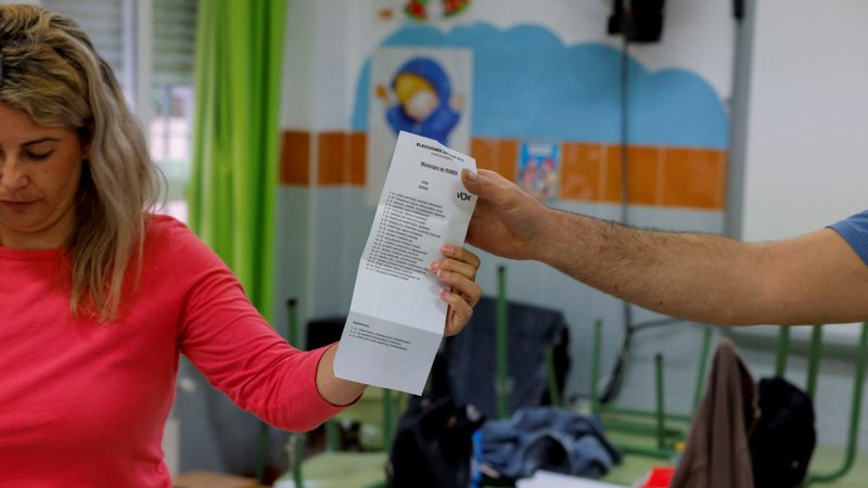 Miembros de una mesa electoral sostienen una papeleta del partido español Vox, mientras cuentan las papeletas de las elecciones locales, en Ronda, sur de España 28 de mayo 2023. La Conferencia Episcopal Española ha advertido de las crecientes tensiones en vísperas de las elecciones parlamentarias de julio, mientras las organizaciones católicas expresan su esperanza de que el escrutinio frene la agenda radical del gobierno socialista del presidente Pedro Sánchez. (OSV News photo/Jon Nazca, Reuters)