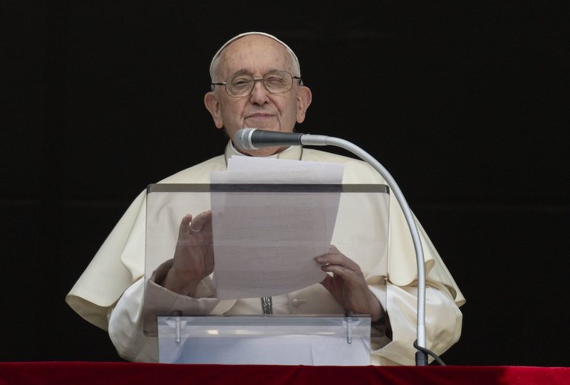 El Papa Francisco se dirige a los visitantes congregados en la Plaza de San Pedro del Vaticano antes de rezar el Ángelus el 2 de julio. (CNS/Vatican Media)