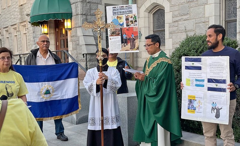El Padre Bismarck Chau, rector de la Catedral Basílica del Sagrado Corazón de Newark en Nueva Jersey, dirige un "Rosario por la Paz para Nicaragua" en la Catedral Basílica del Sagrado Corazón de Newark tras el encarcelamiento por parte del gobierno nicaragüense del Obispo Rolando Álvarez de Matagalpa en febrero de 2023. (OSV News /courtesy Damaris Rostran)
