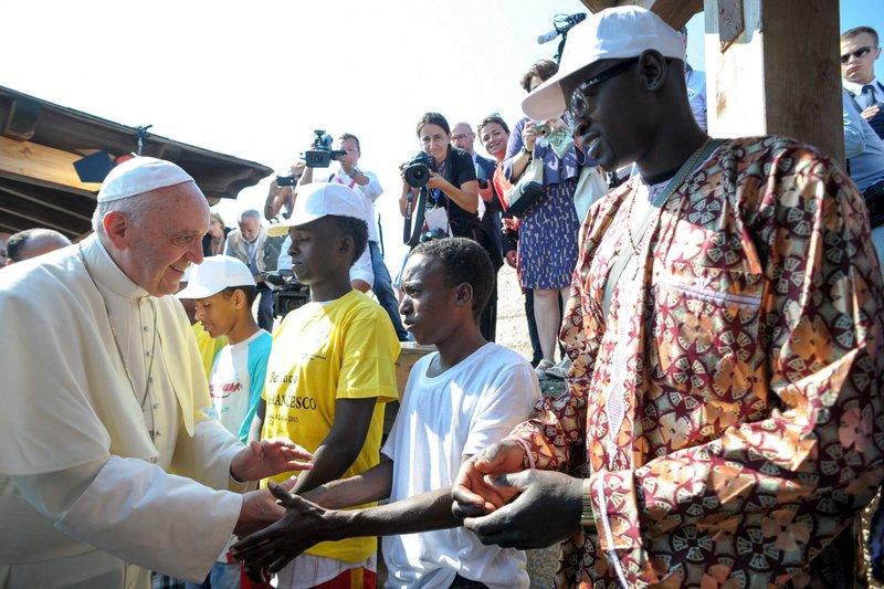 El Papa Francisco saluda a inmigrantes en el puerto de Lampedusa, Italia, en esta foto de archivo del 8 de julio de 2013. Durante su visita, el pontífice instó a la gente a no formar parte de la "globalización de la indiferencia" ante la difícil situación de los millones de personas en todo el mundo que son migrantes y refugiados. (Foto CNS/L'Osservatore Romano vía CPP)