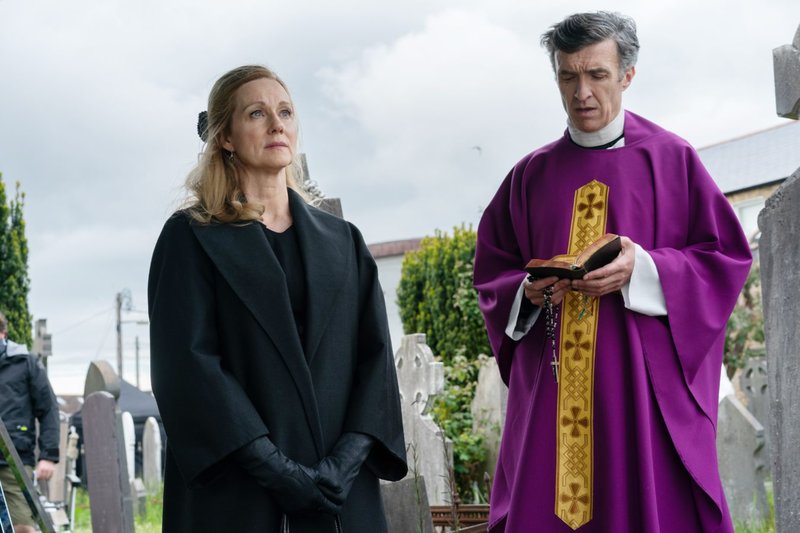 Laura Linney y Mark O'Halloran protagonizan una escena de la película "El club de los milagros". (OSV News/Jonathan Hession, Sony Classics)