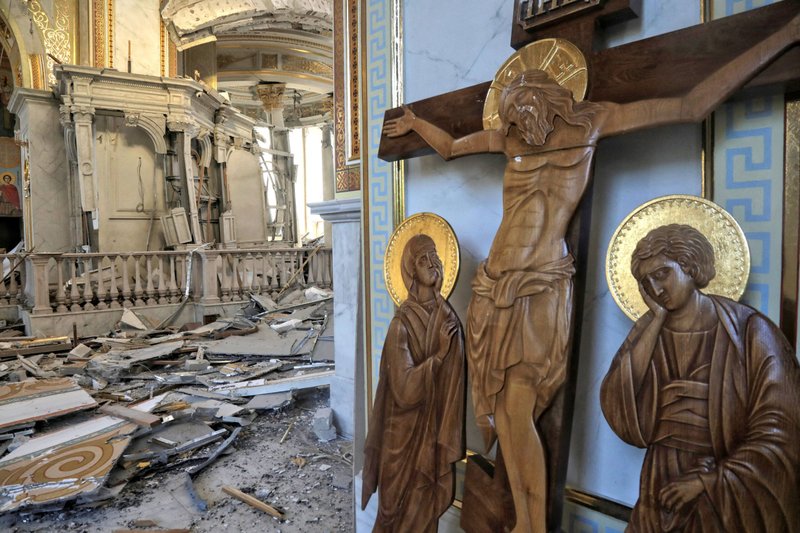 Un crucifijo se ve en el interior de la Catedral de la Transfiguración, dañada durante un ataque ruso con misiles en Odesa el 23 de julio de 2023. (Foto OSV News/Nina Liashonok, Reuters)