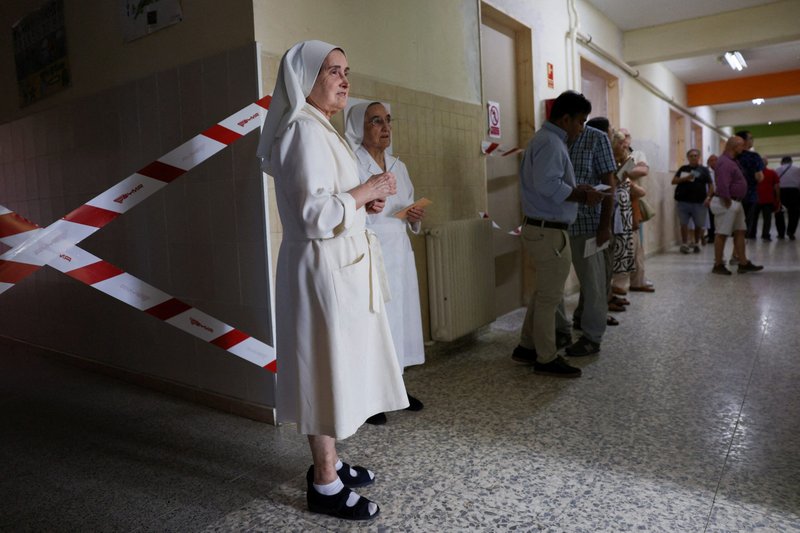 Las hermanas Martínez Fuentes y Laudelina Martínez Fuente esperan en la cola para depositar su voto durante las elecciones generales anticipadas de España en un colegio electoral de Madrid el 23 de julio de 2023. (Foto de OSV News/Violeta Santos Moura, Reuters)