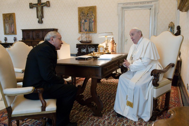 El Papa Francisco saluda al entonces padre jesuita Marko Rupnik durante una audiencia privada en el Vaticano en esta foto de archivo del 3 de enero de 2022. La expulsión del padre Rupnik de los jesuitas fue confirmada el 24 de julio de 2023. (Foto CNS/Vatican Media)