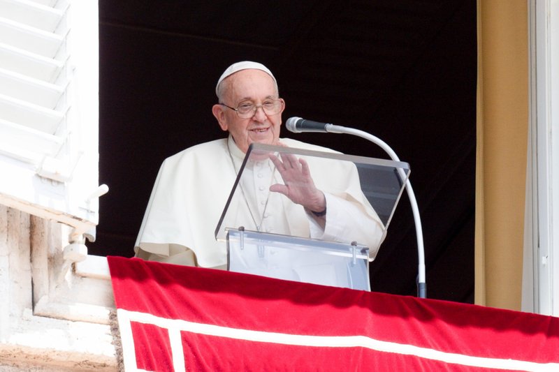 El Papa Francisco sonríe y saluda a los visitantes congregados en la Plaza de San Pedro del Vaticano tras rezar el Ángelus el 30 de julio de 2023. (CNS /Vatican Media)
