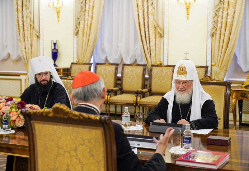 El cardenal Matteo Zuppi, en misión de paz a Moscú en nombre del papa Francisco, habla con el patriarca ortodoxo ruso Kirill de Moscú, a la derecha, y con el metropolitano ortodoxo ruso Antonio de Volokolamsk, jefe de relaciones eclesiásticas externas del Patriarcado de Moscú, a la izquierda, durante una reunión en la residencia del patriarca en el monasterio de Danilov, en Moscú, el 29 de junio de 2023. (CNS photo/Cortesía del Departamento de Relaciones Exteriores Eclesiásticas de la Iglesia Ortodoxa Rusa)