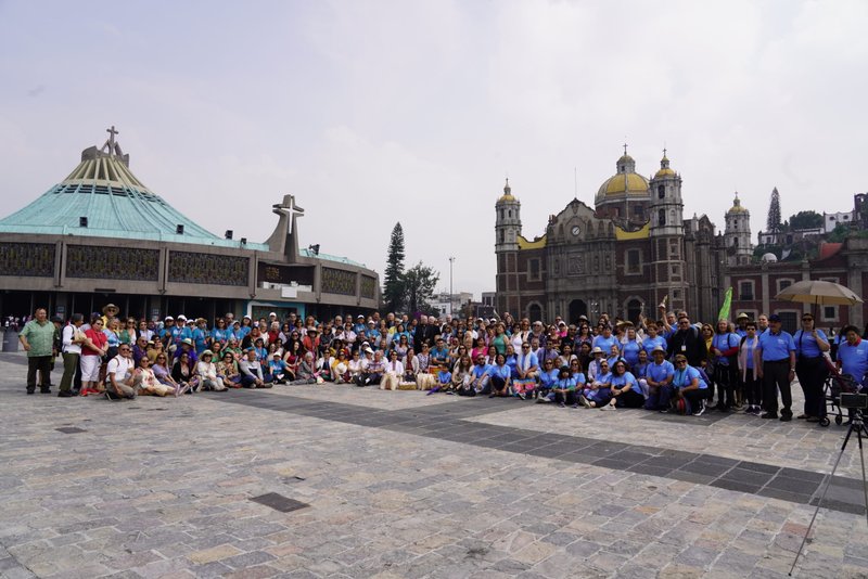 Más de 200 peregrinos de la archidiócesis de Los Ángeles, entre ellos el arzobispo José H. Gómez, ante las basílicas nueva y antigua de Nuestra Señora de Guadalupe en Ciudad de México el 8 de julio. (Sarah Yaklic)