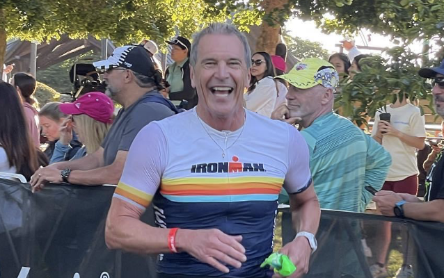 El padre Tom Baker, de 63 años, párroco de la iglesia de Santa Rita en Sierra Madre, compitió en el triatlón Ironman 70.3 en Salem, Oregón, el 23 de julio. Baker celebró sus 34 años como sacerdote. (Foto enviada)