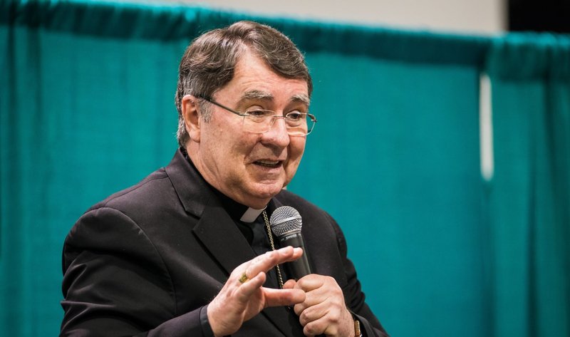 El Arzobispo Christophe Pierre habla durante un debate retransmitido en directo en el Congreso de Educación Religiosa de LA 2020 con el Arzobispo José H. Gomez y la ponente Julianne Stanz. (Isabel Cacho/Arquidiócesis de LA)