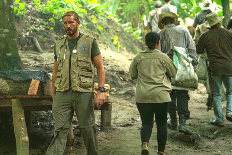 Jim Caviezel protagoniza una escena de la película "Sonrisas y lágrimas". Caviezel y el productor Eduardo Verástegui comparten cómo la fe les preparó para su nueva película. (Foto OSV News/Angel Studios)
