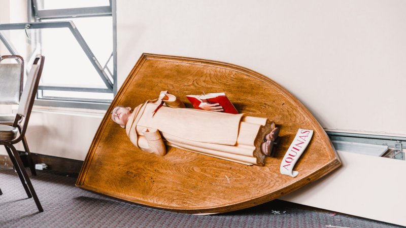 Una estatua de Santo Tomás de Aquino se vino abajo en el comedor del Thomas Aquinas College durante un terremoto de 5,1 grados el domingo 20 de agosto. (Liam McDaniel/Thomas Aquinas College)