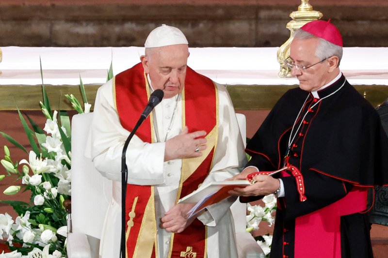 El Papa Francisco hace la señal de la cruz mientras comienza a dirigir las vísperas con obispos portugueses, sacerdotes, diáconos, religiosos, seminaristas y agentes de pastoral en el Monasterio de los Jerónimos en Lisboa, Portugal, 2 de agosto de 2023. (Foto CNS/Lola Gomez)