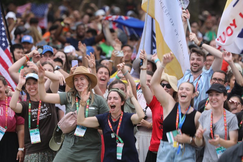 Peregrinos estadounidenses en la Jornada Mundial de la Juventud animan durante un Encuentro Nacional en el Parque Quintas das Conchas e dos Lilases en Lisboa, Portugal, 2 de agosto de 2023. (Foto OSV News/Bob Roller)