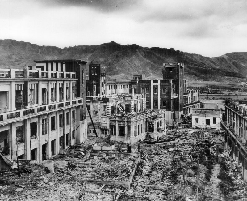 La ciudad de Nagasaki, Japón, mostraba escasos signos de recuperación cuatro años después de que una bomba atómica fuera detonada sobre la ciudad el 9 de agosto de 1945. En vísperas del 78º aniversario de los bombardeos atómicos de Hiroshima y Nagasaki, el presidente del comité de política internacional de los obispos de EE.UU. hace un llamamiento tanto al recuerdo de los bombardeos como al control de las armas nucleares. (Foto OSV News/Milwaukee Journal Sentinel files, USA TODAY NETWORK via Reuters)