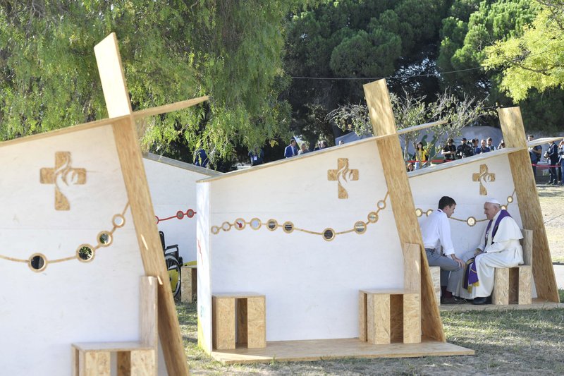 El Papa Francisco escucha la confesión de un peregrino de la Jornada Mundial de la Juventud en el Jardín Vasco da Gama de Lisboa, Portugal, el 4 de agosto de 2023. El Papa administró el sacramento a tres peregrinos: jóvenes de Italia y España, y una joven de Guatemala. (Foto CNS/Vatican Media)