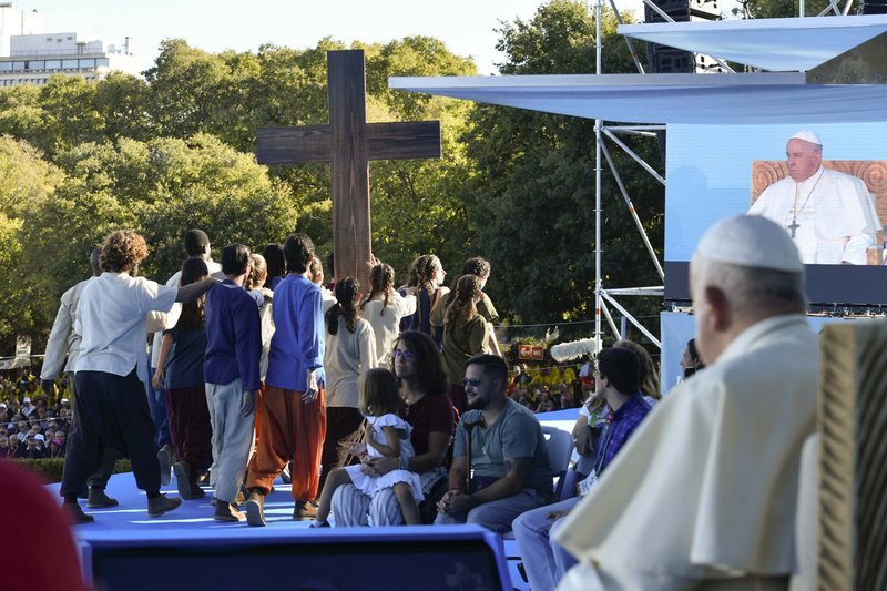 El Papa Francisco observa cómo los jóvenes toman la cruz para comenzar el servicio del Vía Crucis de la Jornada Mundial de la Juventud en el Parque Eduardo VII en Lisboa, Portugal, 4 de agosto de 2023. (Foto CNS /Vatican Media)