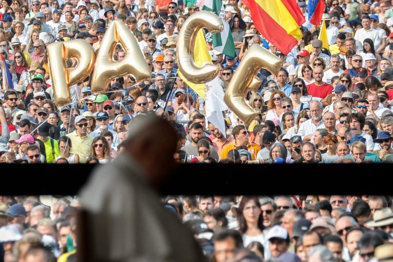 La palabra "PACE", paz, se ve en la multitud reunida mientras el Papa Francisco reza el rosario con jóvenes enfermos en la Capilla de las Apariciones del Santuario de Nuestra Señora de Fátima en Fátima, Portugal, 5 de agosto de 2023. (CNS/Lola Gomez)