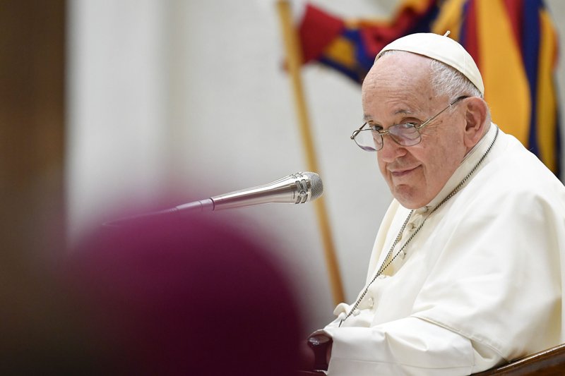 El Papa Francisco sonríe durante su audiencia general semanal del 9 de agosto de 2023, en la sala de audiencias del Vaticano. En su discurso, el Papa habló de su experiencia en la Jornada Mundial de la Juventud en Lisboa, Portugal, y del deseo de paz de los jóvenes. (Foto CNS /Vatican Media)
