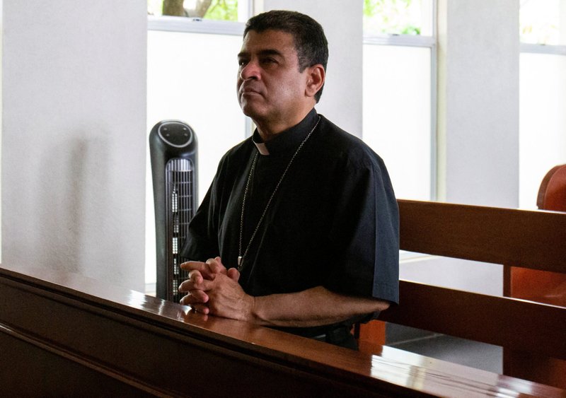 El obispo Rolando Álvarez de Matagalpa, Nicaragua, reza en una iglesia católica de Managua el 20 de mayo de 2022. En febrero de 2023, tras negarse a ser deportado a Estados Unidos, el obispo Álvarez fue condenado a más de 26 años de prisión. El 4 de agosto se cumplió un año de su arresto; el 10 de agosto la organización de noticias nicaragüense Divergentes informó de que el régimen nicaragüense parecía haber congelado las cuentas bancarias de la universidad jesuita del país, lo que supone otro ataque contra la Iglesia Católica y sus proyectos educativos y caritativos. (Foto OSV News/Maynor Valenzuela, Reuters)