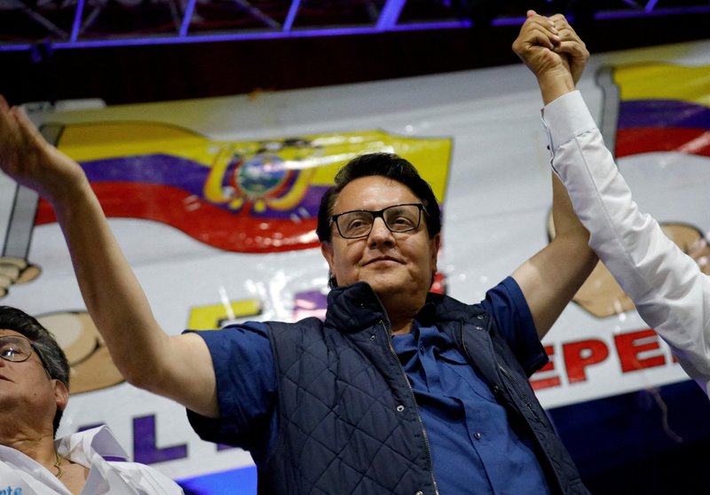 El candidato a la presidencia de Ecuador Fernando Villavicencio ondea una bandera ecuatoriana mientras asiste a un mitin el 9 de agosto de 2023 en Quito, Ecuador. Villavicencio fue asesinado ese mismo día. La Conferencia Episcopal del país sudamericano expresó su solidaridad con la familia de Villavicencio y condenó los crecientes índices de violencia. (Foto OSV News/Karen Toro, Reuters)