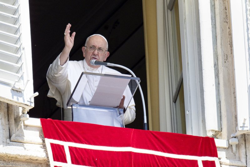 El Papa Francisco da su bendición a los visitantes en la Plaza de San Pedro del Vaticano después de rezar el Ángelus el 13 de agosto de 2023. (Foto CNS /Vatican Media)