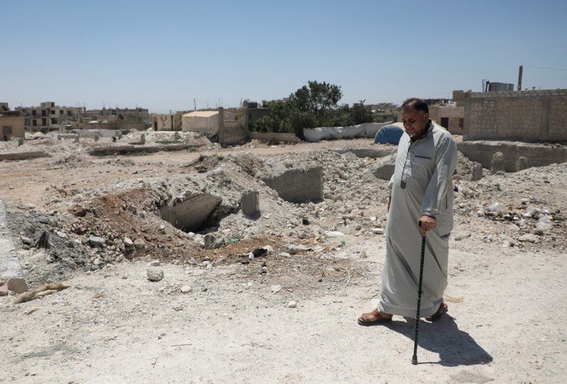 Un hombre camina entre los escombros de unos edificios el 4 de marzo de 2023, tras un terremoto en la ciudad rebelde de Jandaris, Siria. Un terremoto de magnitud 7,8 devastó Siria y Turquía el 6 de febrero. ((Foto OSV News/Khalil Ashawi, Reuters)