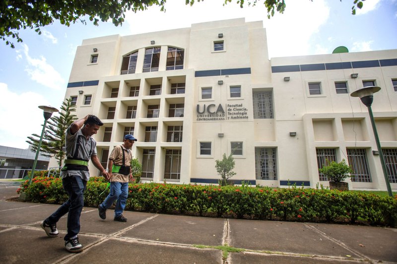 Trabajadores caminan frente a un edificio de la Universidad Centroamericana, dirigida por jesuitas, en Managua, Nicaragua, 16 de agosto de 2023. La universidad suspendió sus actividades el 16 de agosto después de que las autoridades nicaragüenses la tildaran de "centro de terrorismo" el día anterior y congelaran sus activos para confiscarlos. (Foto OSV News/Reuters)