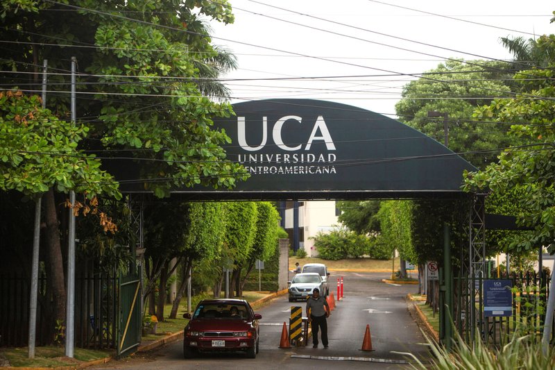 Un guardia vigila el acceso a la Universidad Centroamericana en Managua, Nicaragua, 16 de agosto de 2023. Las autoridades nicaragüenses desalojaron a un equipo de jesuitas de su casa en la capital, Managua, el 19 de agosto, poco después de arrebatar a la orden religiosa una prestigiosa universidad, un acto que la Compañía de Jesús calificó de "espectáculo." (Foto OSV News/Reuters)