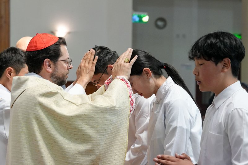 El cardenal Giorgio Marengo, prefecto apostólico de Ulán Bator, Mongolia, administra el sacramento de la confirmación en la catedral de San Pedro y San Pablo de Ulán Bator en esta foto de archivo del 11 de junio de 2023. El Papa Francisco tenía previsto estar en Mongolia del 1 al 4 de septiembre. (CNS photo/Cortesía de la Prefectura Apostólica de Ulán Bator)