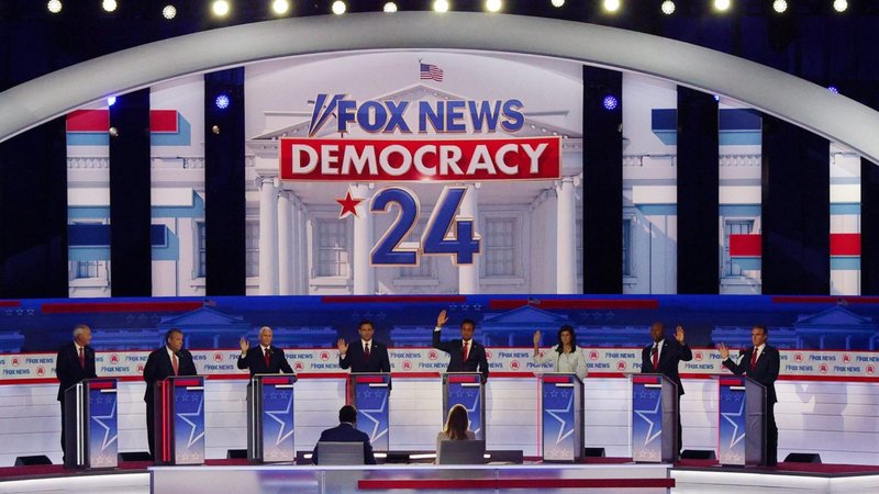 El exgobernador de Arkansas Asa Hutchinson, el exgobernador de Nueva Jersey Chris Christie, el exvicepresidente de Estados Unidos Mike Pence, el gobernador de Florida Ron DeSantis, el empresario Vivek Ramaswamy, la exembajadora ante la ONU Nikki Haley, el senador estadounidense Tim Scott de Carolina del Sur y el gobernador de Dakota del Norte Doug Burgum participan en el primer debate de candidatos republicanos de la campaña presidencial estadounidense de 2024 en Milwaukee el 23 de agosto de 2023. (Foto OSV News/Brian Snyder, Reuters)