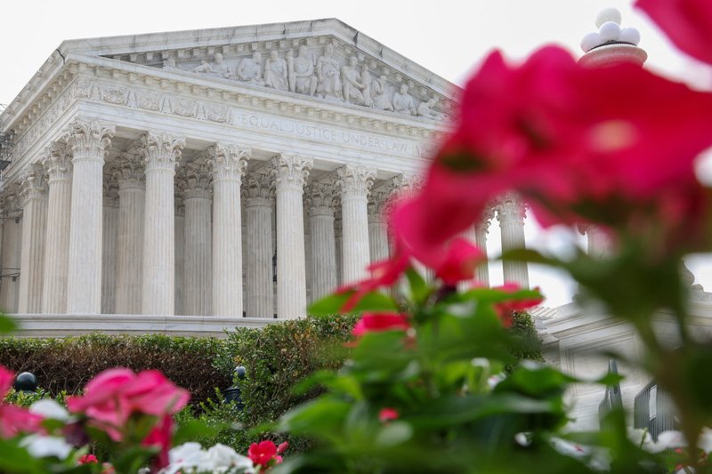 Flores frente al edificio del Tribunal Supremo de EE.UU. en Washington, 20 de junio de 2023. En un caso que la Corte Suprema de EE.UU. verá sobre si los cónyuges abusivos tienen derecho a poseer armas, la Conferencia de Obispos Católicos de EE.UU. ha presentado un escrito amicus defendiendo las restricciones de sentido común de las armas de fuego que "reconocen la dignidad inherente de cada persona, proporcionan protección a los vulnerables". (Foto OSV News/Evelyn Hockstein, Reuters)