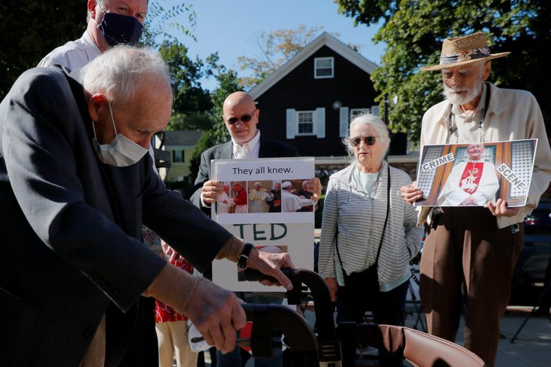 El ex cardenal Theodore E. McCarrick llega al Tribunal de Distrito de Dedham, Massachusetts, el 3 de septiembre de 2021, tras ser acusado de abusar sexualmente de un niño de 16 años durante una recepción de boda en 1974. Un juez de Massachusetts desestimó la causa penal contra el ex cardenal el 30 de agosto de 2023, dictaminando que ya no tiene la capacidad cognitiva para ser juzgado. (Foto OSV News/Brian Snyder, Reuters)