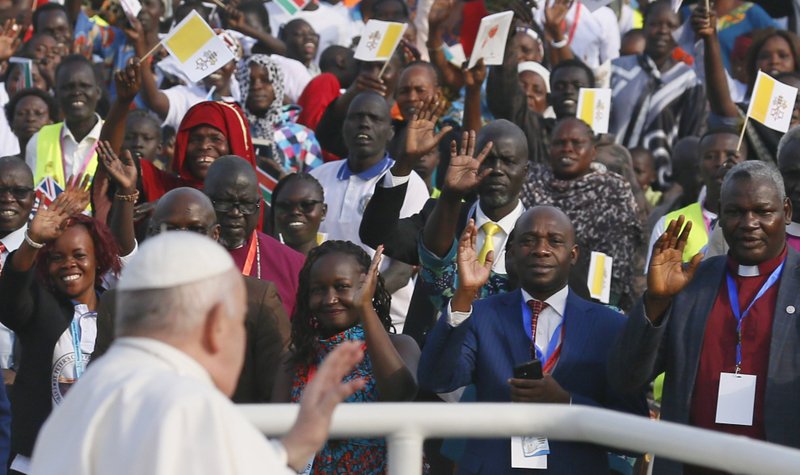 El Papa Francisco saluda a la multitud antes de celebrar la Misa en el Mausoleo de John Garang en Juba, Sudán del Sur, el 5 de febrero. (CNS/Paul Haring)