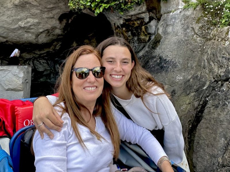 Janet Russell y su hija, Michelle, posan delante de la Gruta de Massabielle en Lourdes, donde la Virgen María se apareció a Santa Bernadette Soubirous. (Foto enviada)