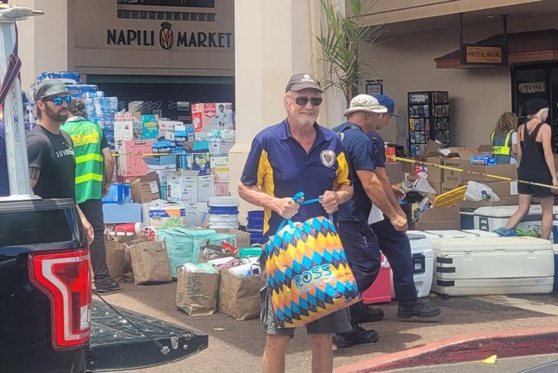 El padre Ken Deasy, sacerdote jubilado de Los Ángeles, ayuda en un centro de distribución de ayuda en Maui tras los incendios forestales de agosto. (Foto enviada)