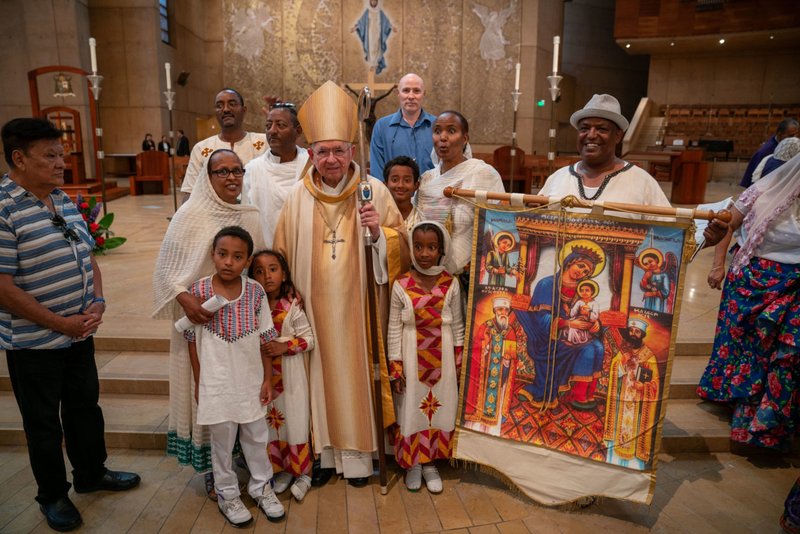 El Arzobispo Gomez posa con una familia en la Misa Una Madre, Muchos Pueblos el 26 de agosto en la Catedral de Nuestra Señora de los Ángeles. (John Rueda)