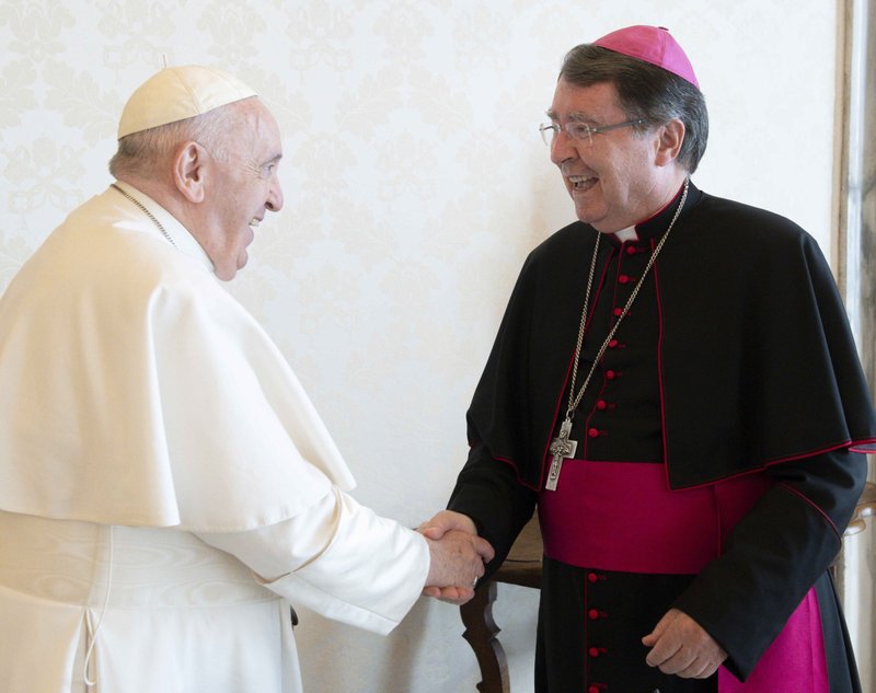 El Papa Francisco saluda al arzobispo Christophe Pierre, nuncio en Estados Unidos, durante una reunión privada el 12 de septiembre de 2022, en la biblioteca papal del Palacio Apostólico en el Vaticano. El Papa elevará al cardenal designado Pierre al Colegio Cardenalicio durante un consistorio especial en el Vaticano el 30 de septiembre. (Foto CNS/Vatican News)