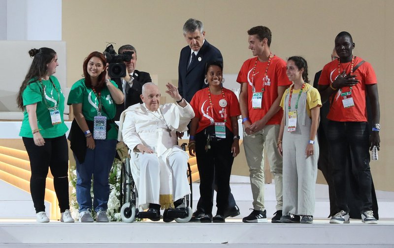 El Papa Francisco saluda a los jóvenes a su llegada para dirigir una vigilia de oración durante la Jornada Mundial de la Juventud en el Campo da Graça en el Parque Tejo en Lisboa, Portugal, 5 de agosto de 2023. (Foto OSV News/Bob Roller)