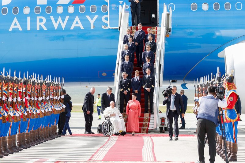 El Papa Francisco es recibido por Battsetseg Batmunkh, ministro de Asuntos Exteriores de Mongolia, a su llegada al aeropuerto internacional de Chinggis Khaan en Ulán Bator, Mongolia, el 1 de septiembre de 2023. El Papa tenía prevista una estancia de cuatro días en Mongolia para visitar a la pequeña comunidad católica del país y fomentar la tolerancia y la armonía. (Foto de CNS/Lola Gomez)