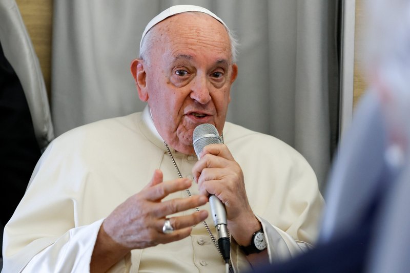El Papa Francisco responde a la pregunta de un periodista a bordo de su vuelo de regreso a Roma desde Ulán Bator, Mongolia, el 4 de septiembre de 2023, después de una visita de cuatro días al país asiático. (Foto CNS/Lola Gomez)